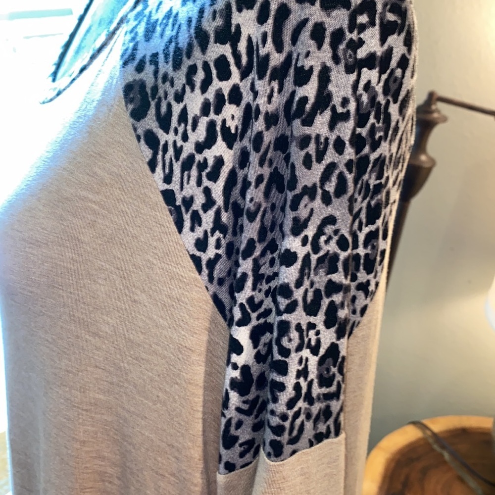 24/7 maurices Small tan & black animal print soft comfy shirt Small womens top​​ - Picture 5 of 9